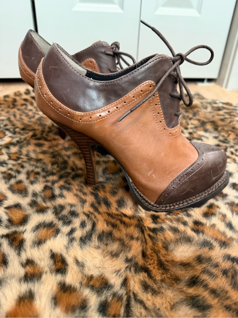 Leon Max Two-Tone Brown Leather Lace-Up Heeled Oxfords